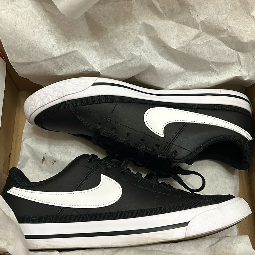 Nike Court Legacy in Black